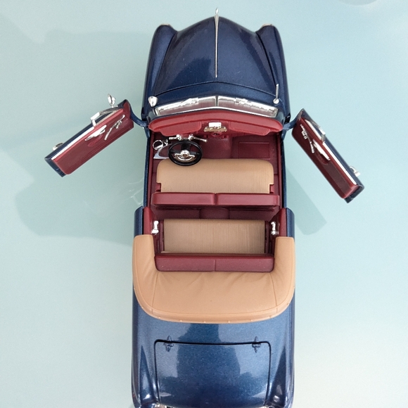 Mira Solido 1949 Ford Convertible Scale 1/18 Die Cast Model Car - Blue - Picture 9 of 12